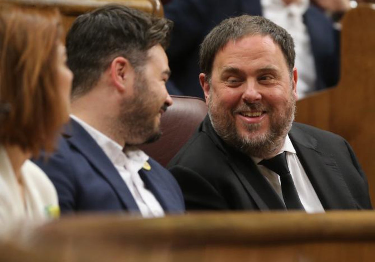 El presidente de ERC, Oriol Junqueras, y el portavoz del grupo parlamentario republicano, Gabriel Rufián