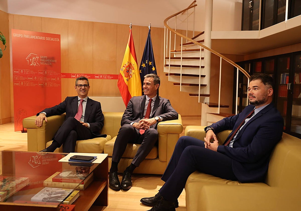 El presidente Sánchez, con el ministro Bolaños y el republicano Rufián