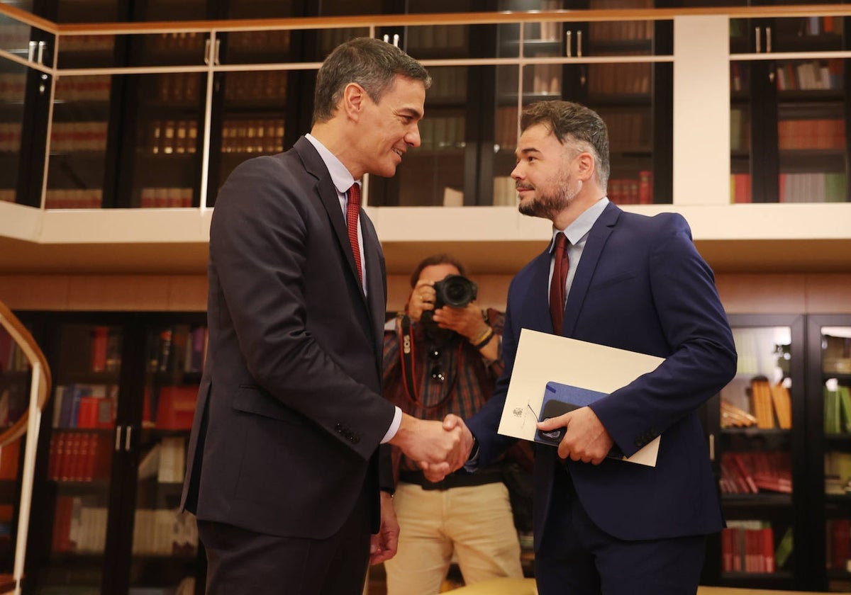 El candidato a presidir el Gobierno, Pedro Sánchez, saluda al portavoz de ERC en el Congreso, Gabriel Rufián, antes de su reunión en el marco de la ronda de contactos de cara a su investidura