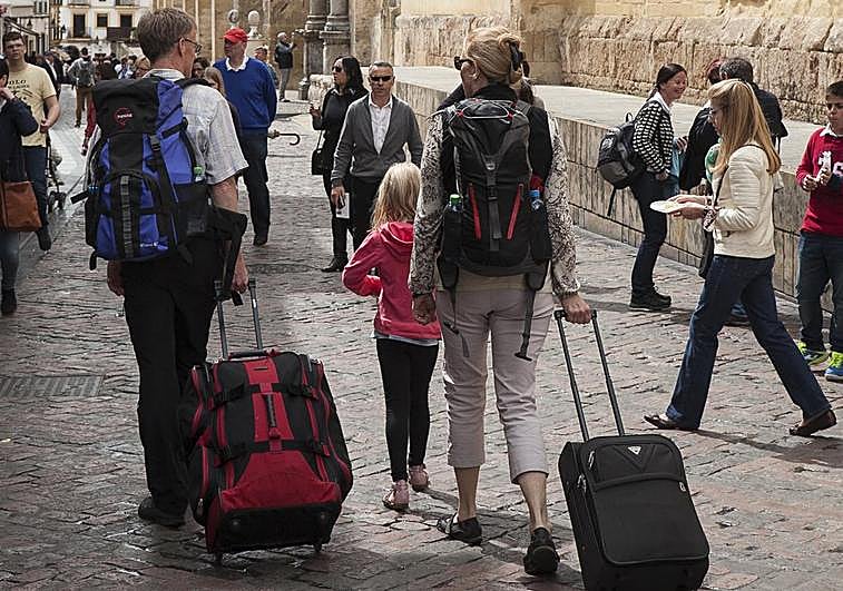 Turistas, con sus maletas en el entorno de la Mezquita-Catedral de Córdoba