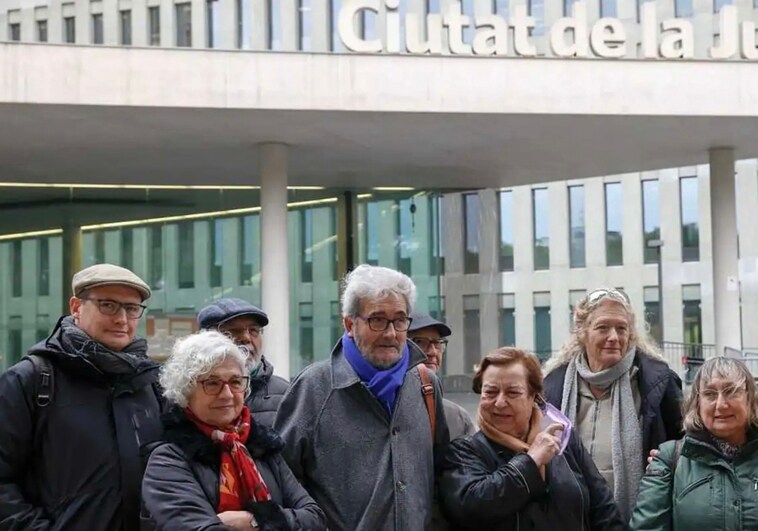 Carles Vallejo (centro), tras presentar la denuncia el pasado noviembre