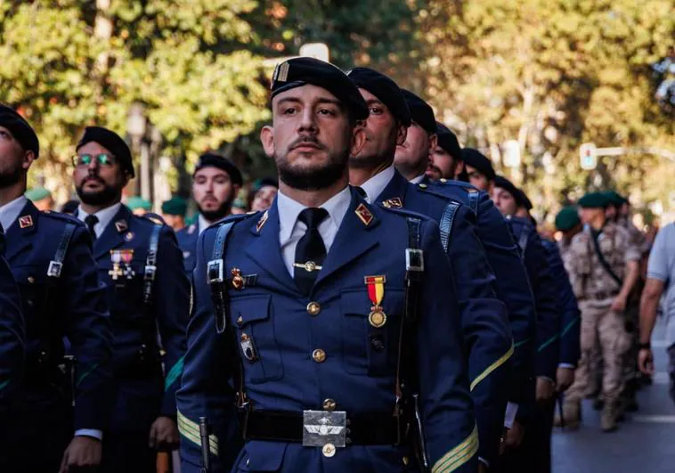 Un soldado, momentos antes de iniciar el desfile del 12 de octubre