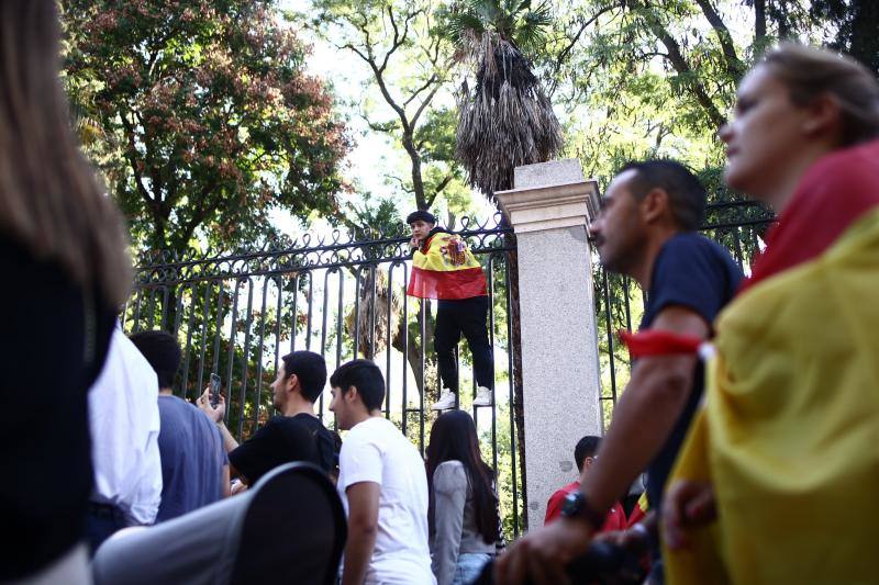 Asistentes al evento, tomando posiciones para ver bien el desfile