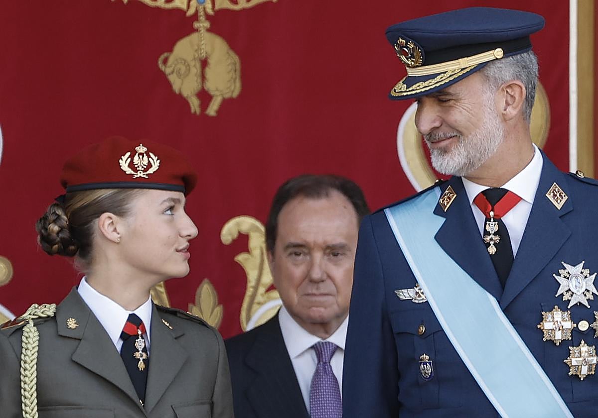 El Rey, junto a la Princesa Leonor en el desfile de las Fuerzas Armadas del 12 de octubre