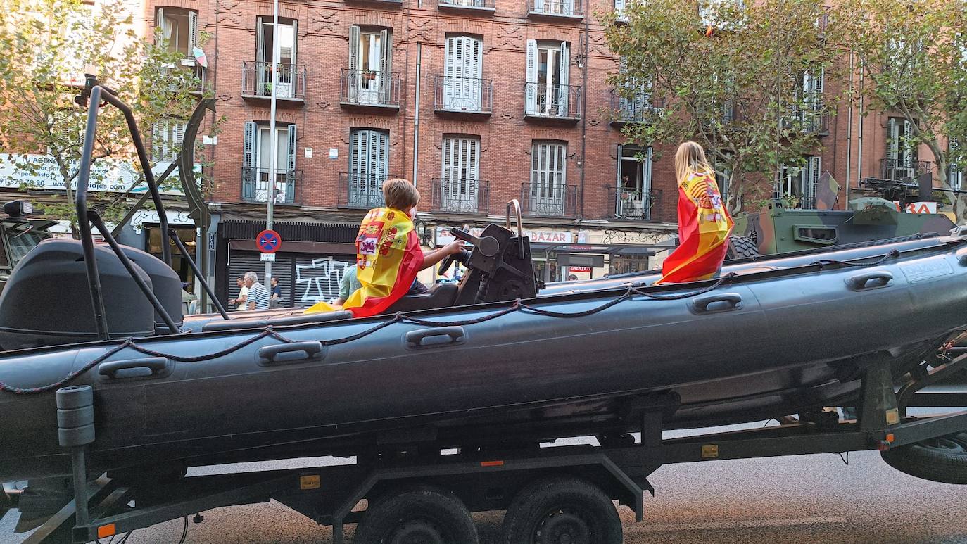 Dos niños, subidos a un vehículo militar. En el desfile ha habido más de un centenar