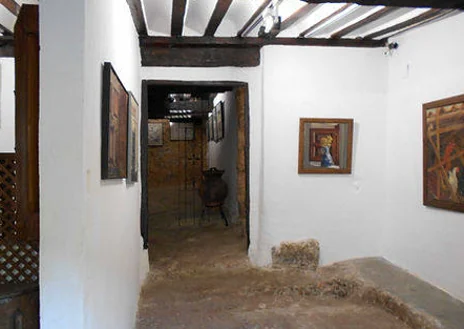 Imagen secundaria 1 - En la imagen superior, una pintura de la artista residente en Cuenca, que, junto a su esposo José María García Gutiérrez, creó la Fundación García y Chico, cuyo museo aparece sobre estas líneas. A la derecha, portada del libro de María Luisa Chico, editado por Almud Ediciones