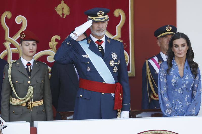 Don Felipe con la Reina Letizia al inicio del desfile, por el que han pasado unos 4.000 militares