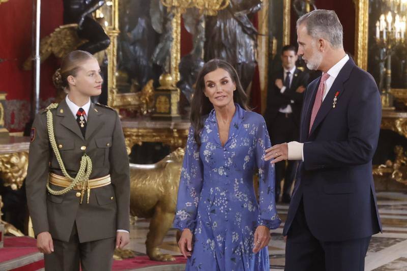 Leonor junto a Letizia y Felipe en uno de los recesos del besamanos, para el que el Rey se ha cambiado de ropa