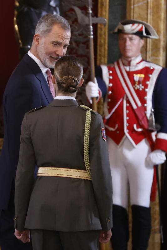 El Rey hablando con su hija, la Princesa Leonor, durante el besamanos en el Palacio Real