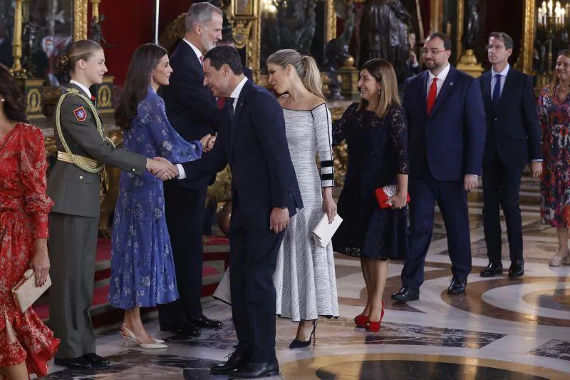 La mayoría de presidentes autonómicos, excepto el de la Generalitat y el lehendakari vasco, también ha acudido al acto en el Palacio Real