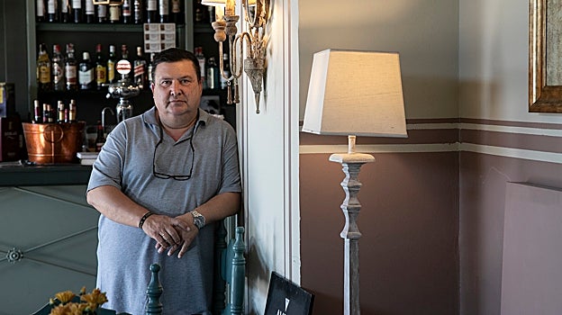 Rafael Fuillerat, con la barra al fondo