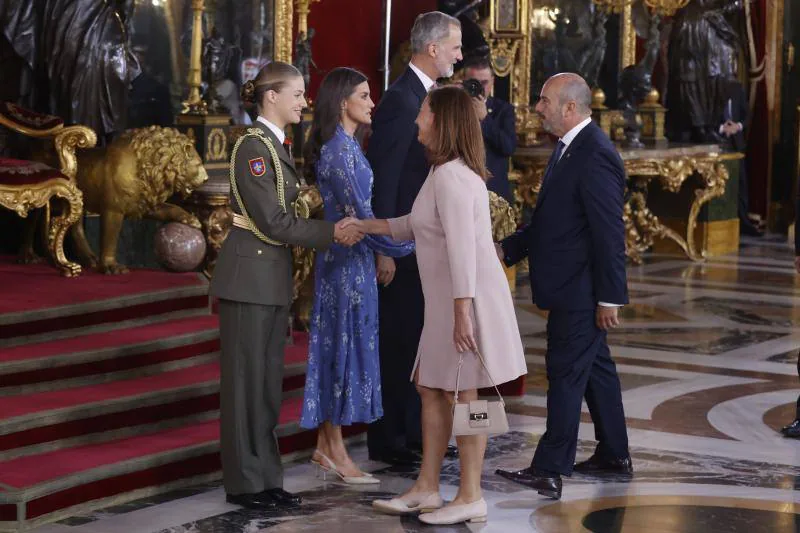 Los Reyes saludan a los presidentes del Congreso, Francina Armengol, y del Senado Pedro Rollán, a su llegada a la recepción