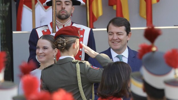 El presidente de la Junta de Castilla y León, Alfonso Fernández Mañueco, saluda a la Princesa Leonor durante los actos con motivo de la Fiesta Nacional