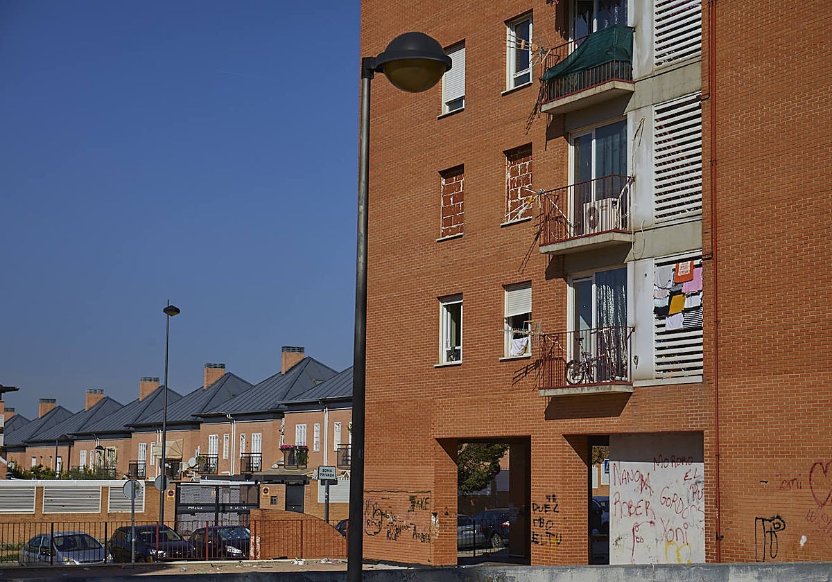 Exterior del edificio okupado en la calle Praga, con algunas ventanas tapiadas