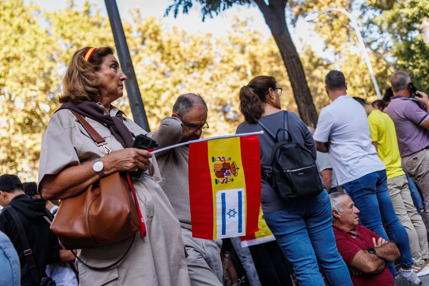 Una asistente a la manifestación, recordando en el día de hoy, el reciente conflicto en Israel por el grupo islamista de Hamás