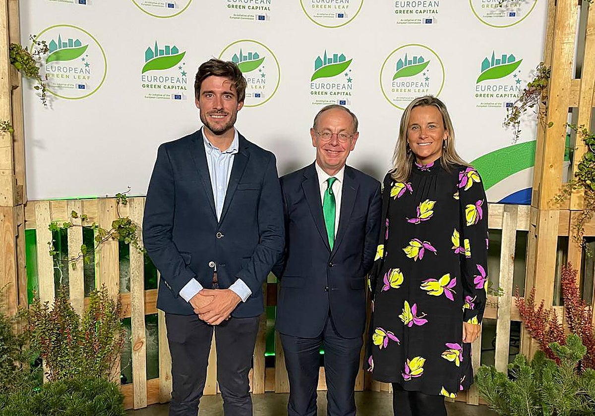 Imagen de los concejales Juan Carlos Caballero y Paula Llobet con Patrick Child (en el centro), director general  de Medio Ambiente de la Comisión Europea