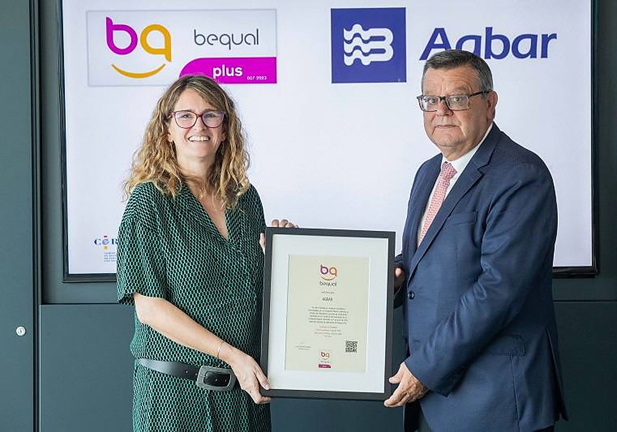 Imagen de la entrega del sello Bequal Plus al grupo Agbar