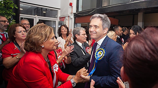 Azopardi, el perdedor de las elecciones, es recibido en el John Mackintosh Hall