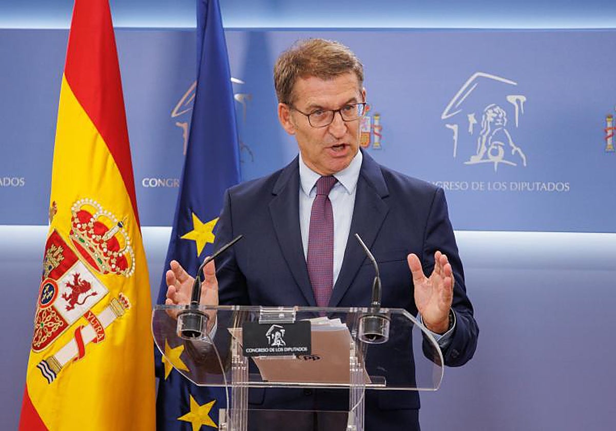 El líder del Partido Popular, Alberto Núñez Feijóo, comparece en una rueda de prensa tras su reunión con el secretario general del PSOE y presidente del Gobierno en funciones, Pedro Sánchez, dentro de la ronda de contactos de Sánchez para la investidura, en el Congreso de los Diputados, a 9 de octubre de 2023
