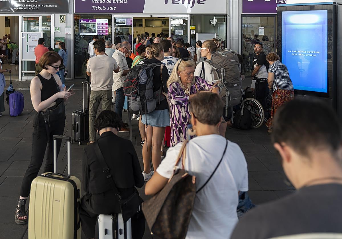 Un grupo de personas dentro de las instalaciones de la estación de ave Joaquín Sorolla, con motivo de la incidencia producida en un tren Alicante-Madrid Chamartín