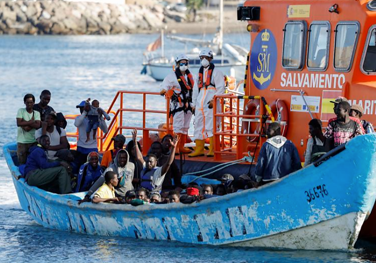 La salvamar escolta un cayuco al muelle de Arguineguín, enn Gran Canaria