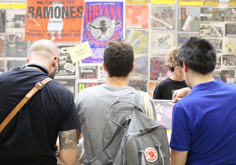 Coleccionistas en la Feria del Disco de Madrid