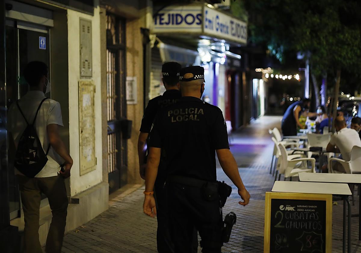 Agentes de la Policía Local de Córdoba realizando una patrulla nocturna