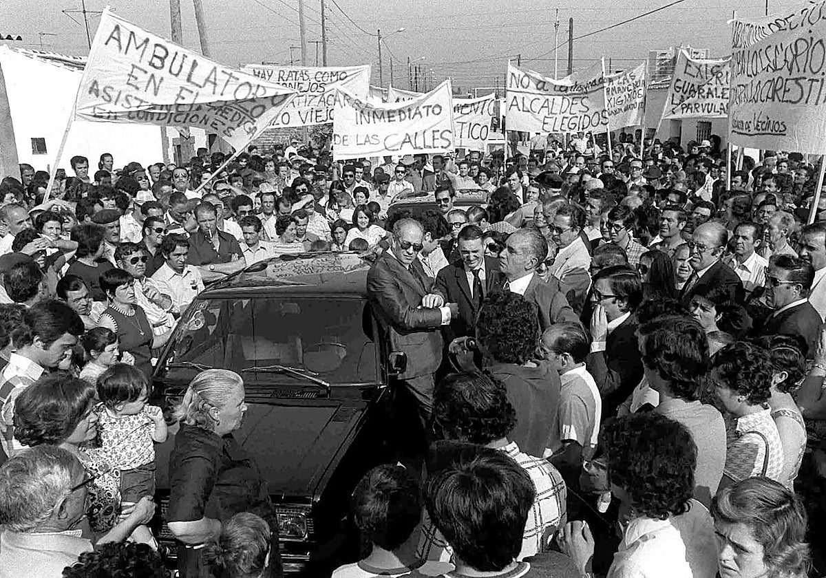 El ministro Robles Piquer (izq.) y el alcalde Juan e Arespacochaga, en el Pozo del Tío Raimundo en junio de 1976