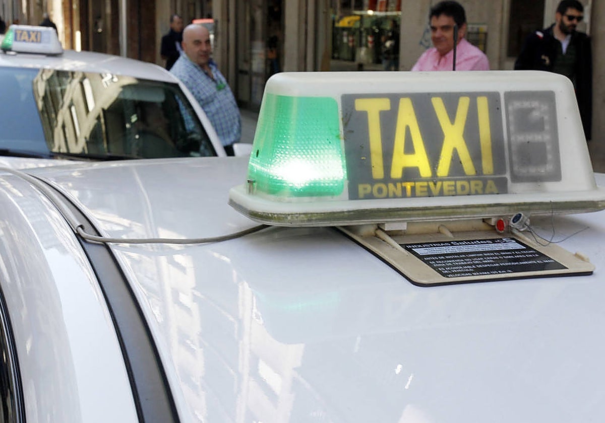 Testigos presenciales relataron que el taxista terminó embistiendo al joven y arrastrándolo varios metros sobre el capó