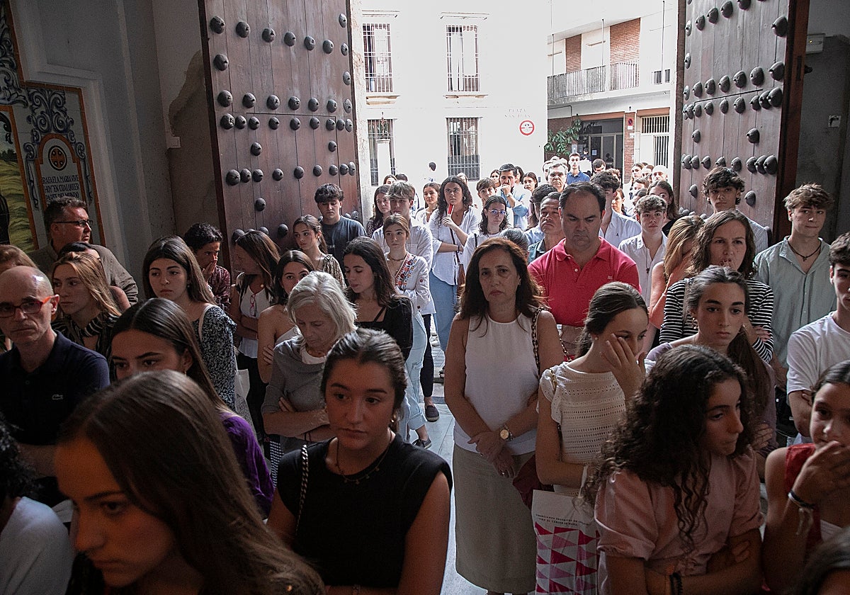 Asistentes al rezo de este sábado en Las Esclavas por Álvaro Prieto