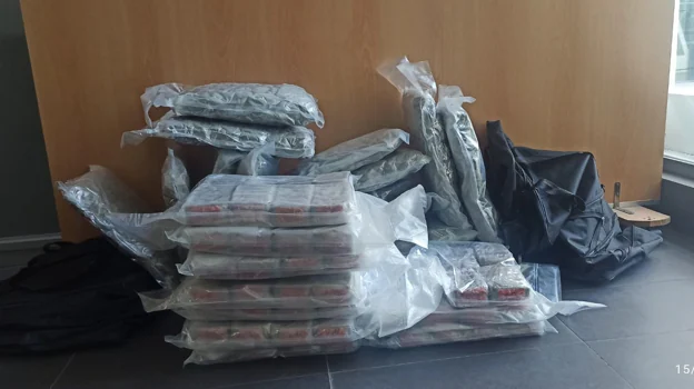 Incautadas bolsas con hachís y marihuana.