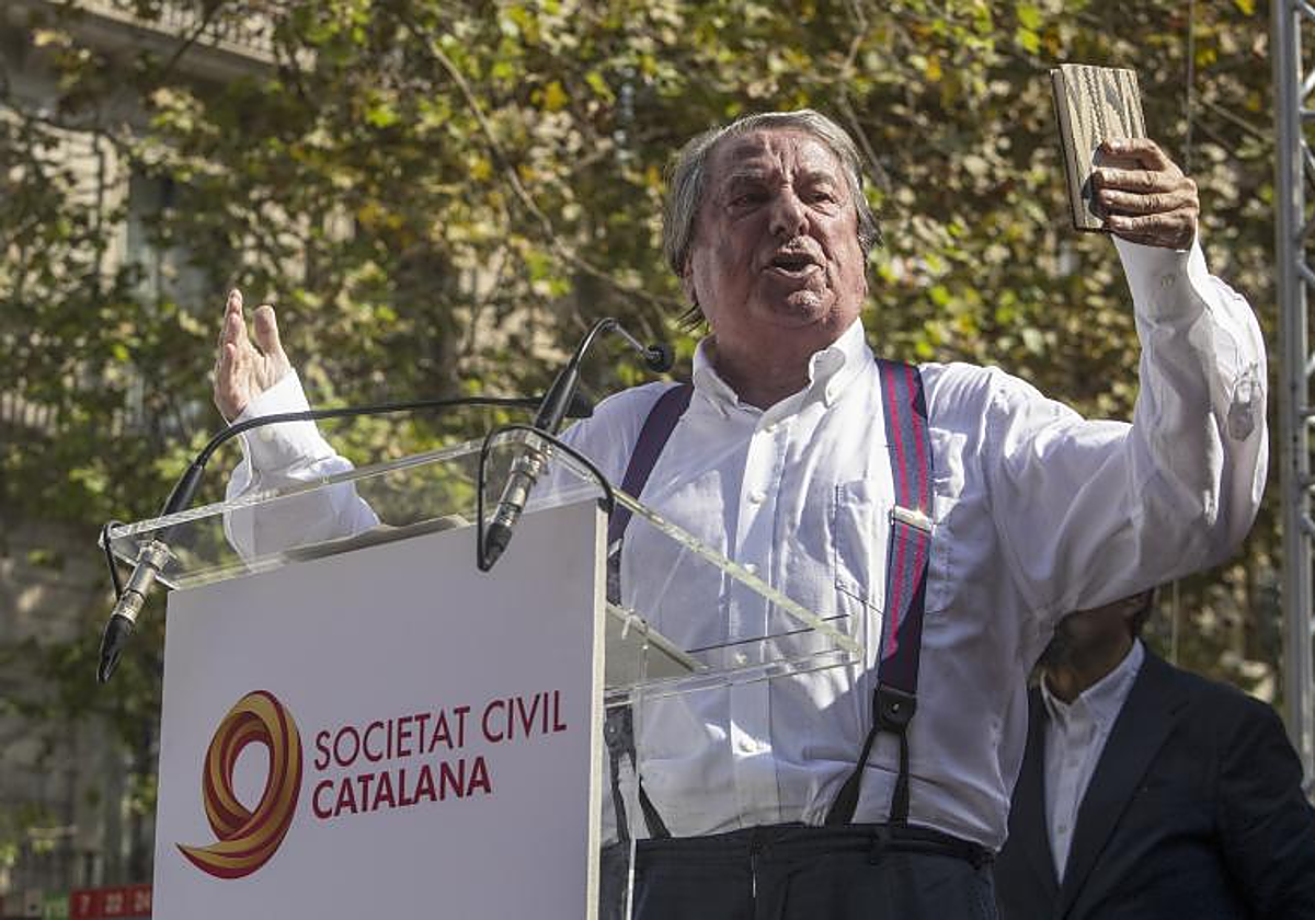 Paco Vázquez, exalcalde de La Coruña, exembajador en El Vaticano y exdirigente del PSOE, interviniendo en la manifestación de SCC del pasado 8 de octubre