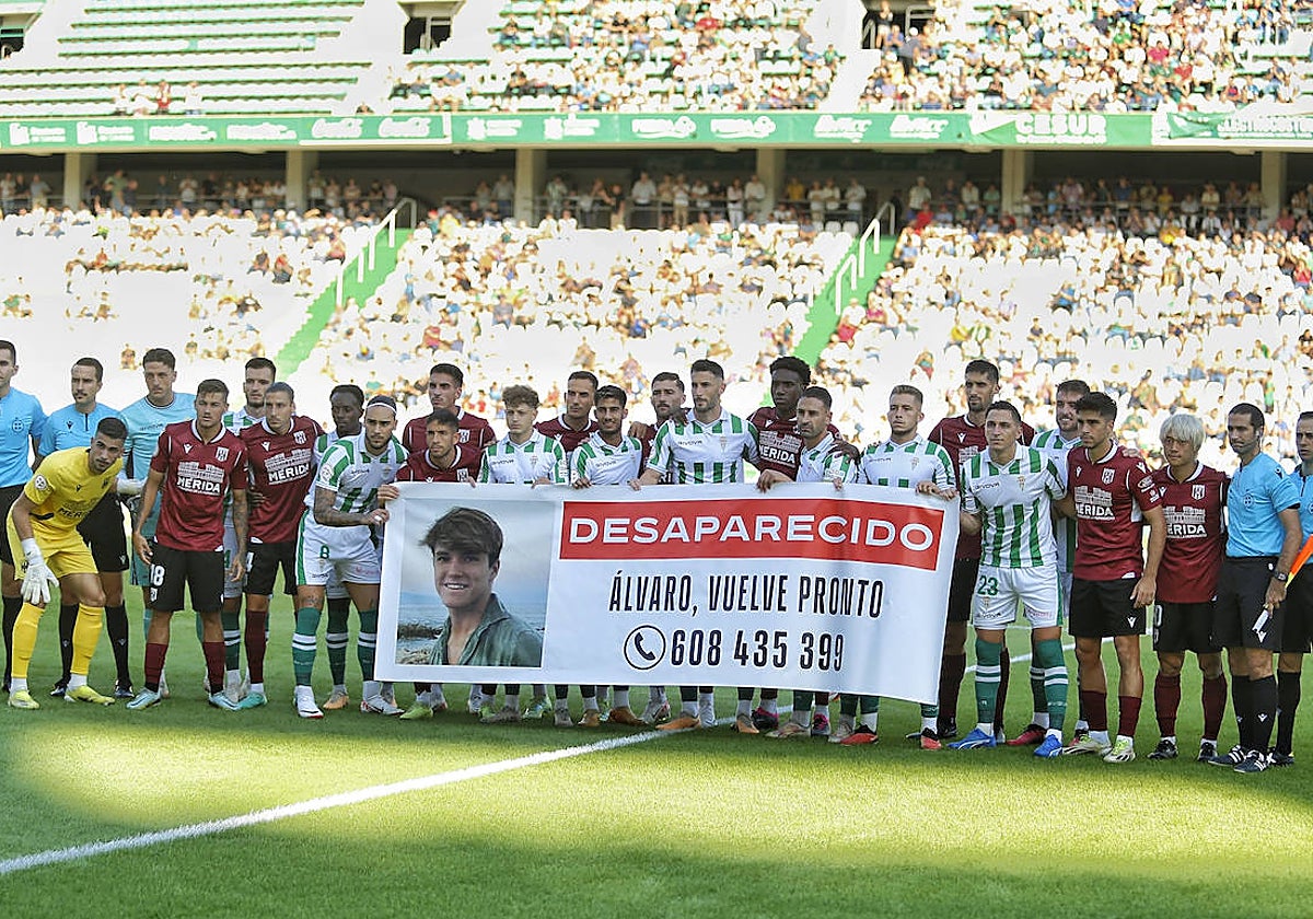 Jugadores del Córdoba CF y el Mérida portan una pancarta con la imagen de Álvaro Prieto