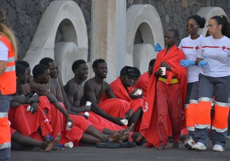 Cruz Roja asiste a los recién llegados al puerto de La Restinga, en El Hierro