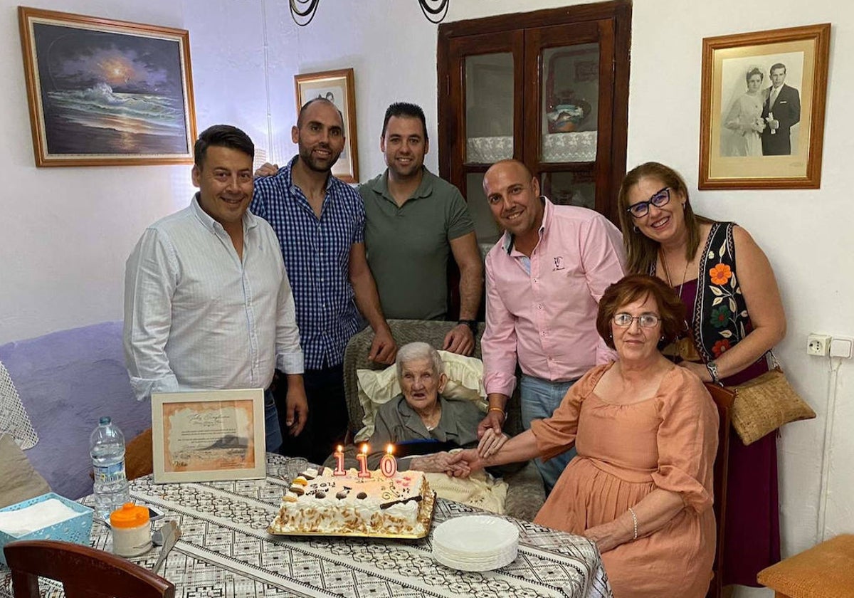 Carmen Cárdenas, rodeada por su familia, el día de su 110 cumpleaños