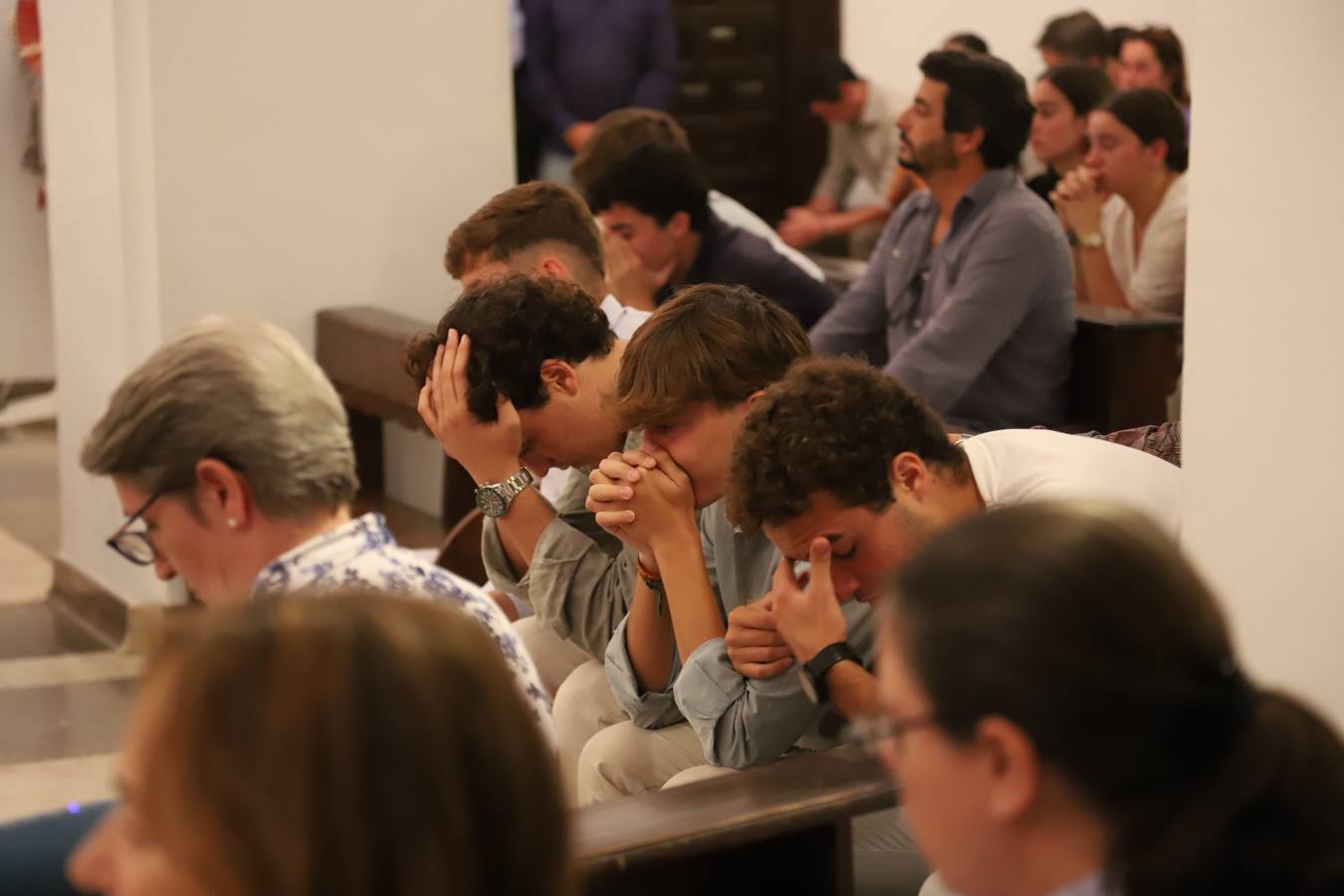 Fotos: la multitudinaria oración por Álvaro Prieto en la iglesia de las Esclavas de Córdoba