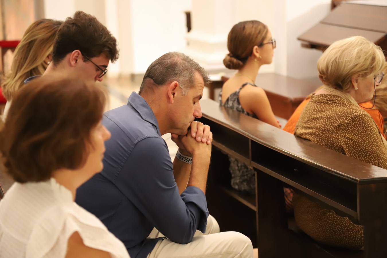 Fotos: la multitudinaria oración por Álvaro Prieto en la iglesia de las Esclavas de Córdoba