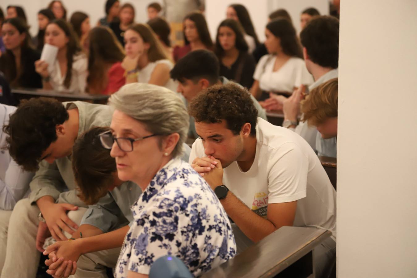 Fotos: la multitudinaria oración por Álvaro Prieto en la iglesia de las Esclavas de Córdoba