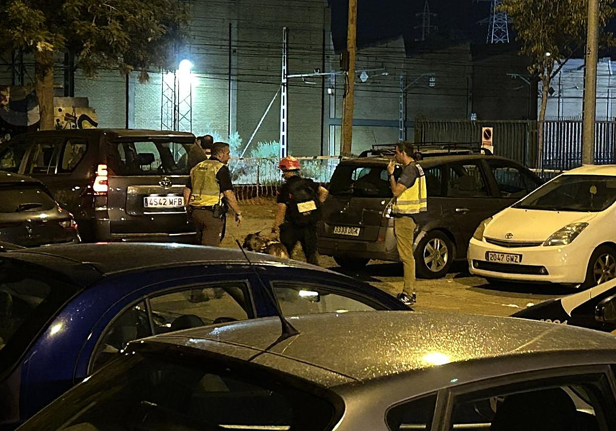 Agentes en en una zona de acceso a las vías del tren en una zona entre Kansas City y Carretera de Carmona