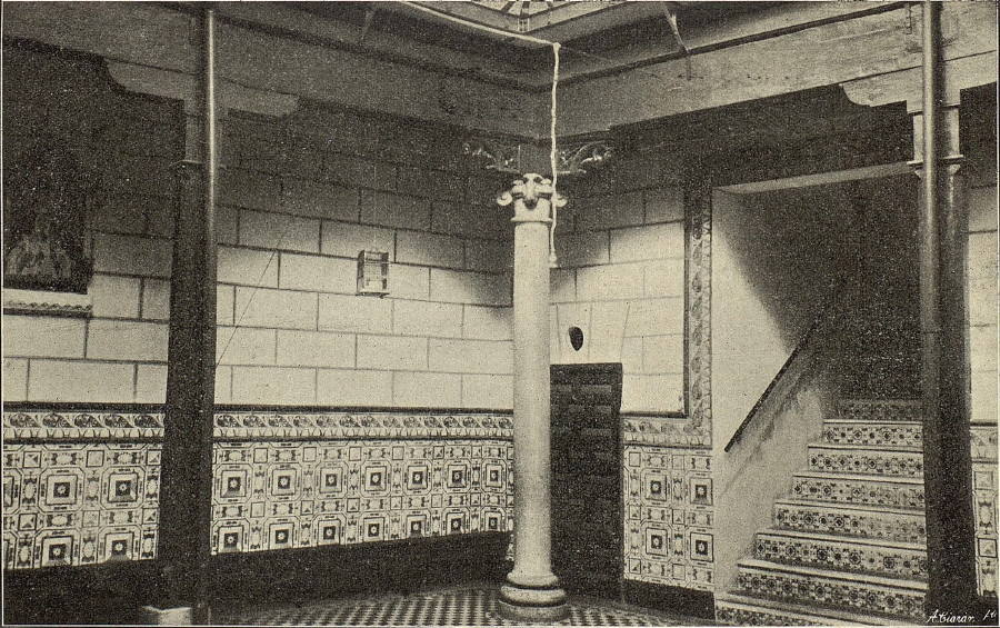 Patio del edificio que acogía el Comedor de la Caridad y la 'Gota de Leche' en la calle de San Ildefonso y la plaza de Santo Domingo el Antiguo. Foto Rodríguez. Archivo Municipal de Toledo
