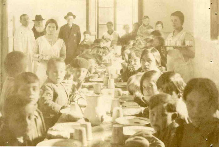 Niñas y niños acogidos en el Comedor de Caridad donde también acudían adultos sin recursos. En el mismo edificio, en una planta diferenciada, funcionaba desde 1921 la 'Gota de Leche'. Foto publicada en la revista 'La Provincia' (24-12-1927). Archivo Municipal de Toledo