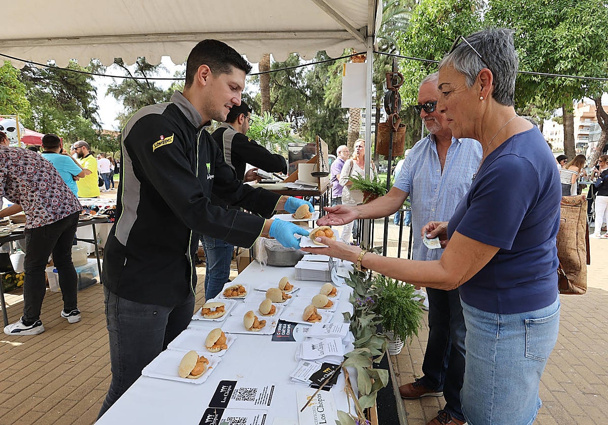 Entrega de tapas en Los Chopos