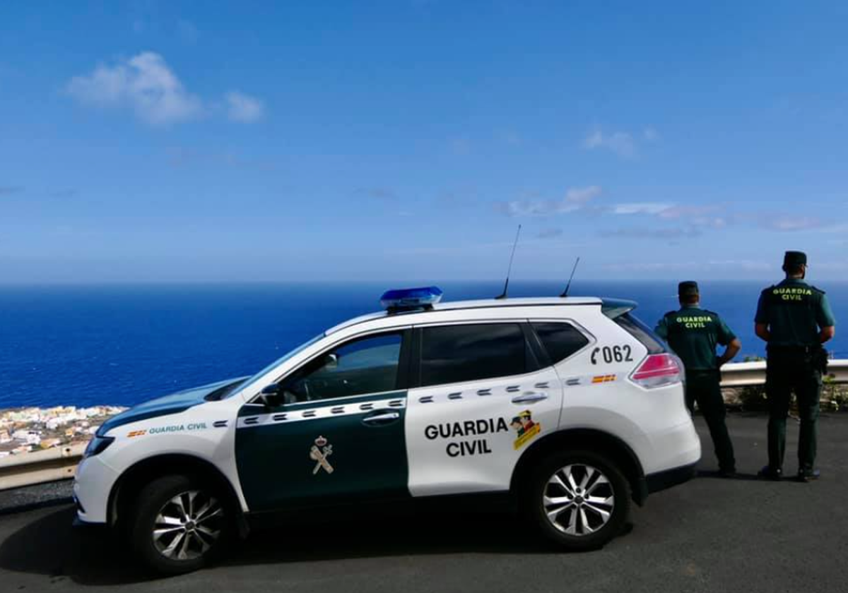 Guardias civiles en su turno de trabajo en la isla de El hierro en foto de archivo