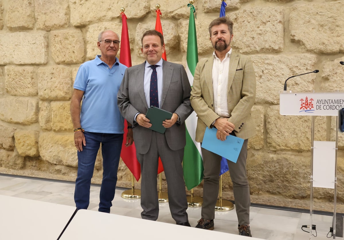 Julián Urbano, en el centro, junto al representante de Grupo Mundo, Rafael Cortegana, en la presentación de la magna de bandas