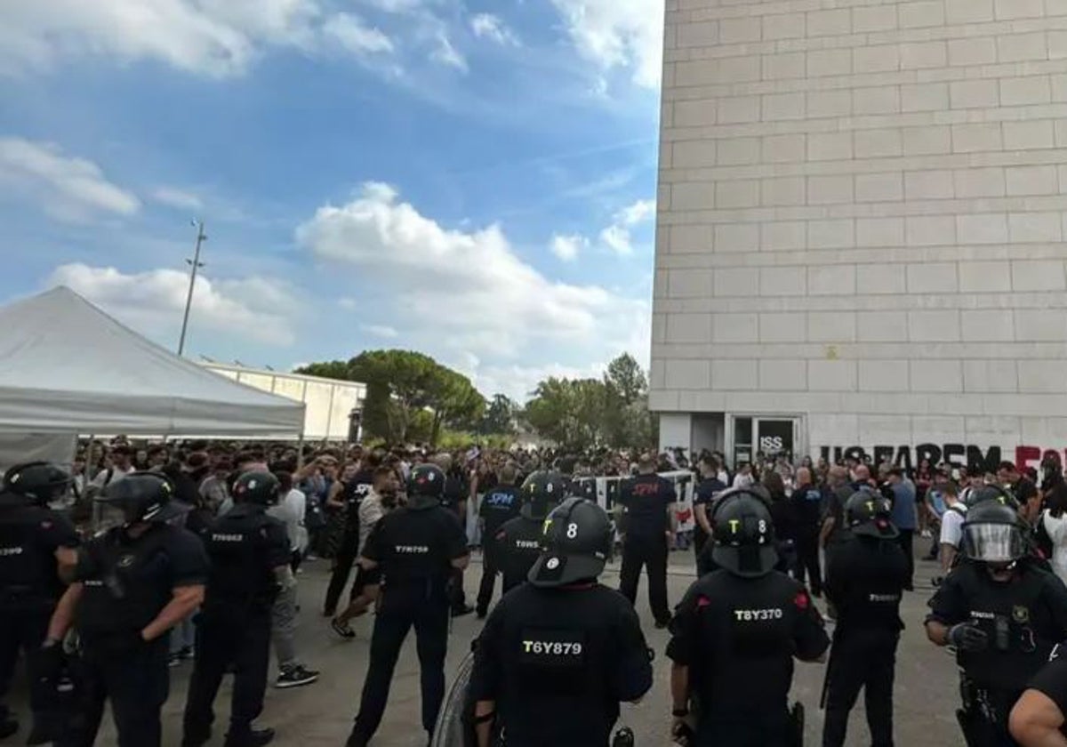 Los Mossos protegen a ls integrantes de la entidad, ante el acoso independentista