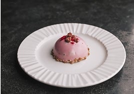 Stayingvalencia presenta su postre solidario contra el cáncer de mama: el rosa más dulce