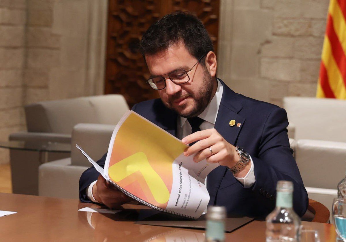 Pere Aragonès, presidente de la Generalitat de Cataluña, hoy, con el informe del consejo que propone varias vías para celebrar un referéndum de secesión en la comunidad