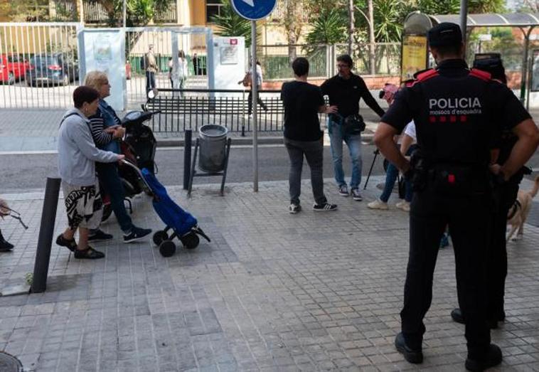 Un agente de los Mossos ante el instituto Hospitalet este martes