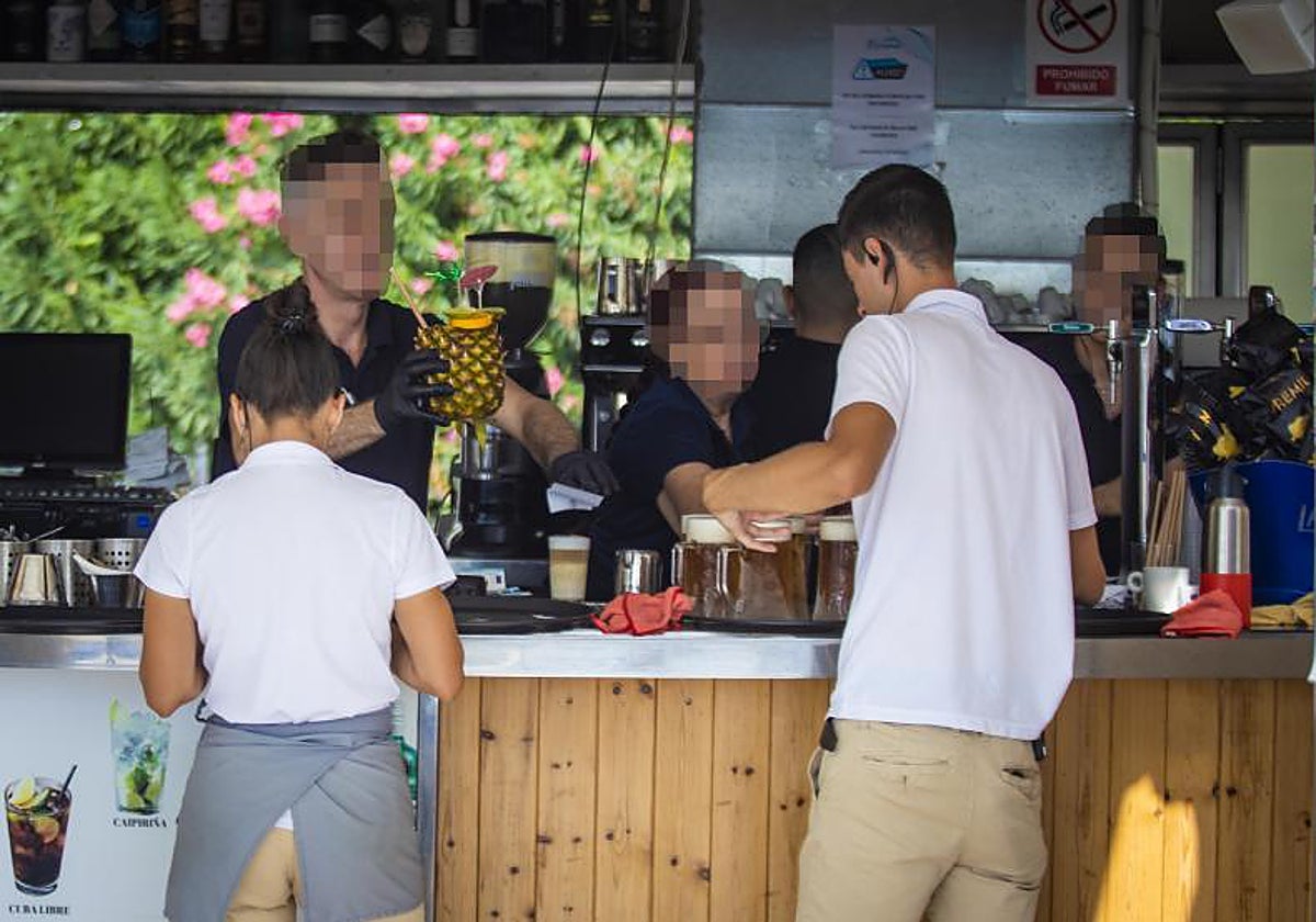Imagen de archivo de varios camareros en un restaurante