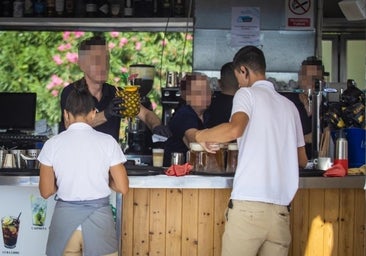 Sueldos bajos o ayudas públicas excesivas: camareros y patronal se enfrentan por la falta de personal en la hostelería